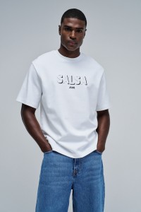 T-SHIRT MIT BRANDING