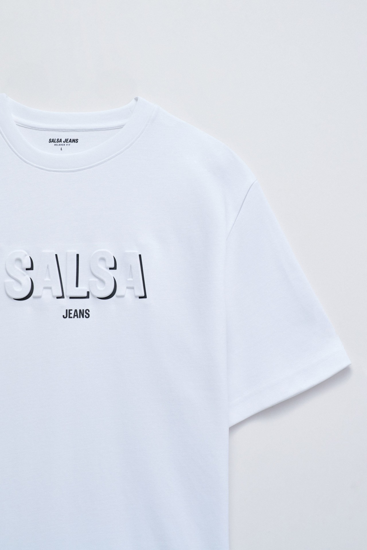 T-SHIRT MIT BRANDING