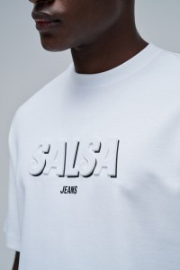 T-SHIRT MIT BRANDING