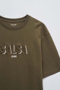 T-SHIRT MIT BRANDING