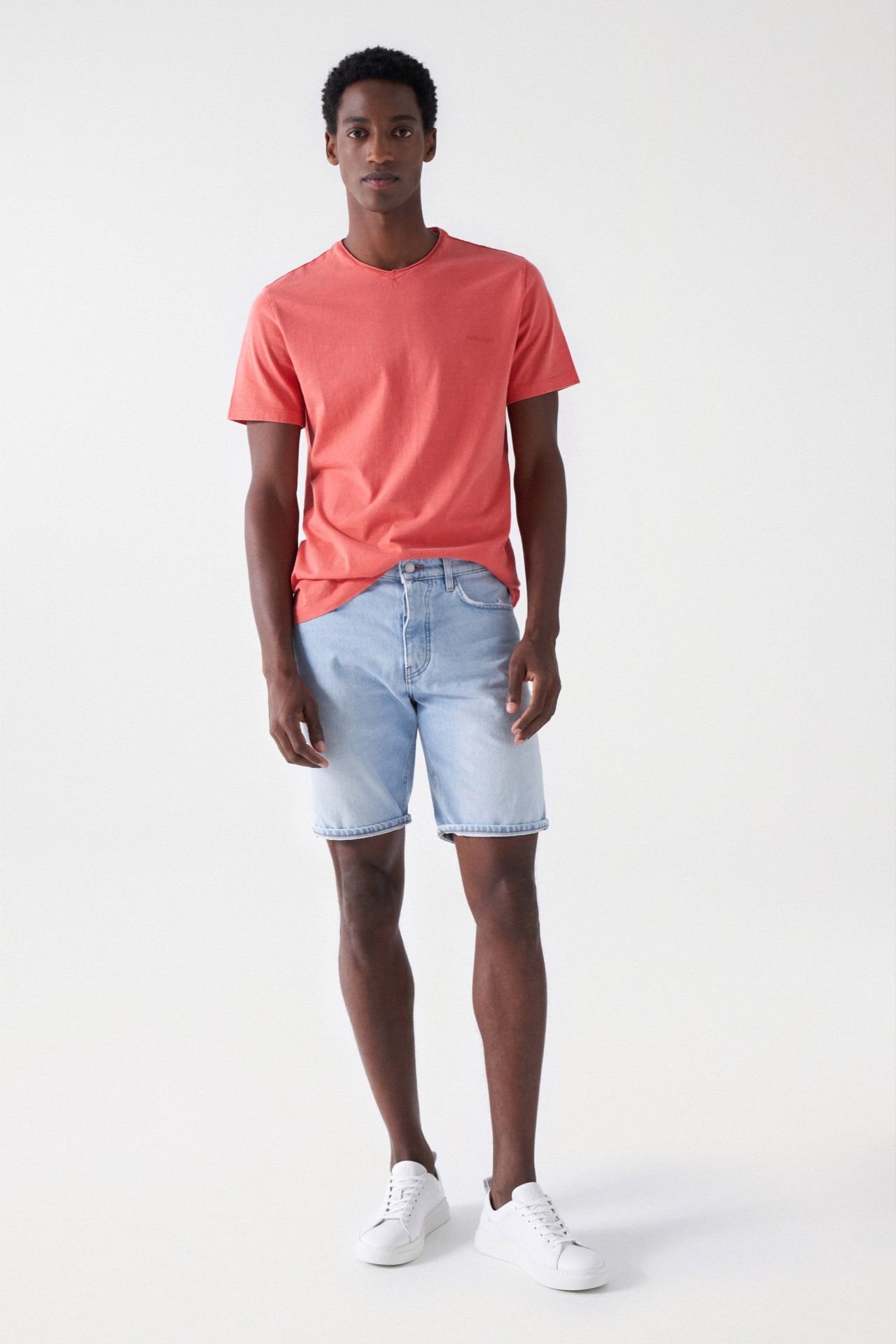 BAUMWOLL-T-SHIRT MIT F�RBUNG UND BRANDING