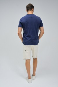 T-SHIRT MIT BRANDING