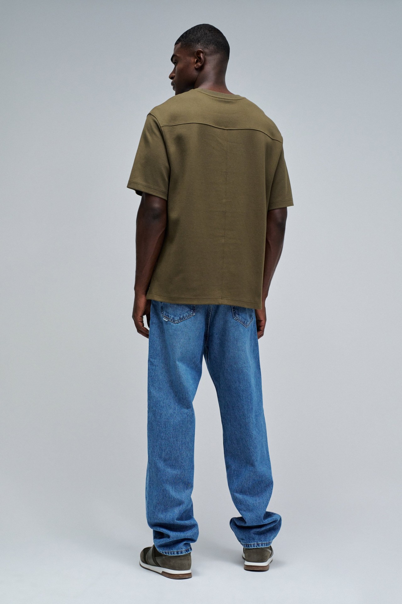 T-SHIRT MIT BRANDING