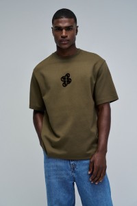 T-SHIRT MIT BRANDING