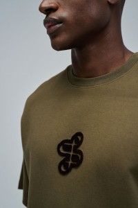 T-SHIRT MIT BRANDING