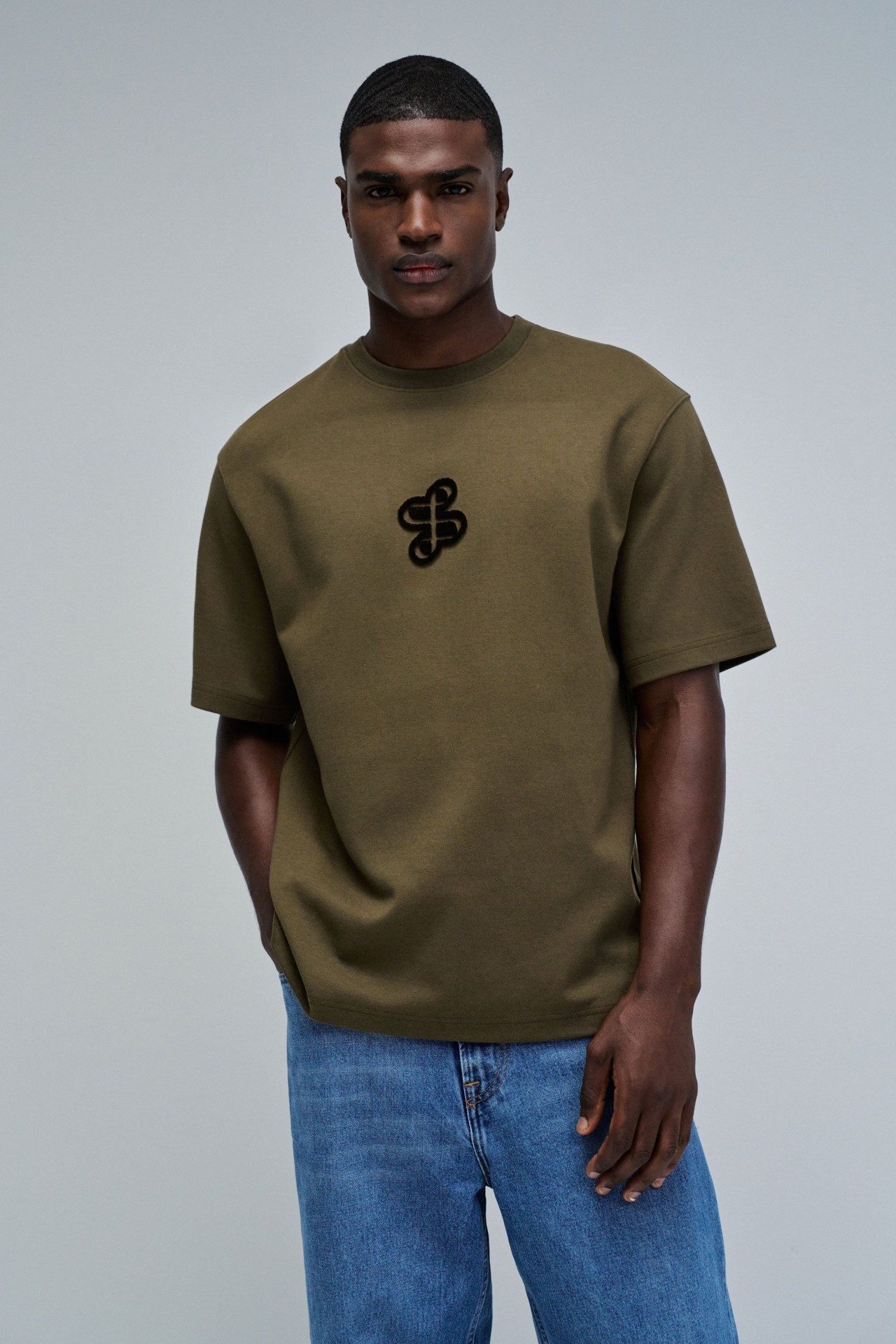 T-SHIRT MIT BRANDING