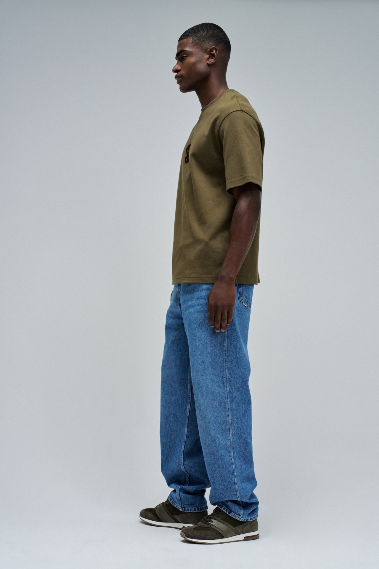 T-SHIRT MIT BRANDING