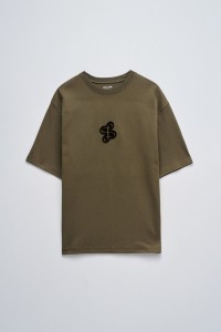 T-SHIRT MIT BRANDING