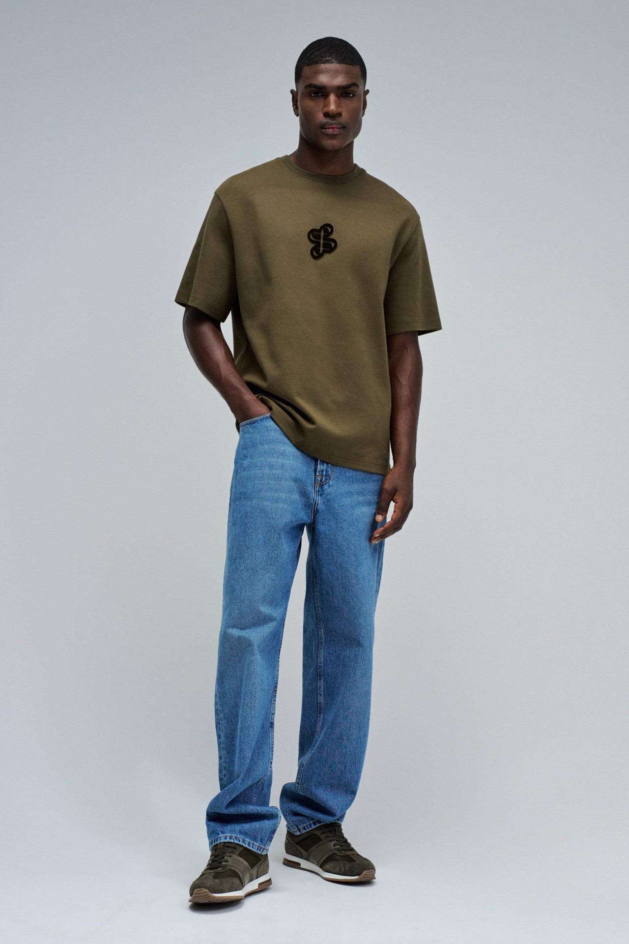 T-SHIRT MIT BRANDING