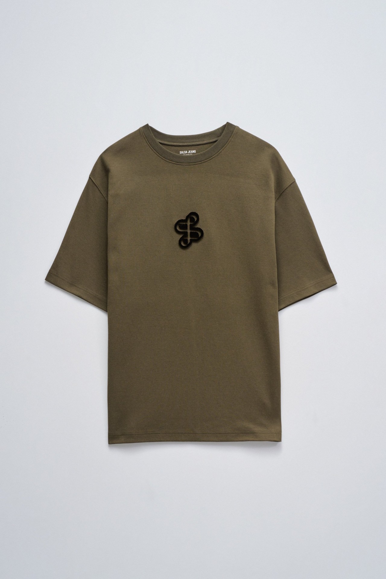 T-SHIRT MIT BRANDING