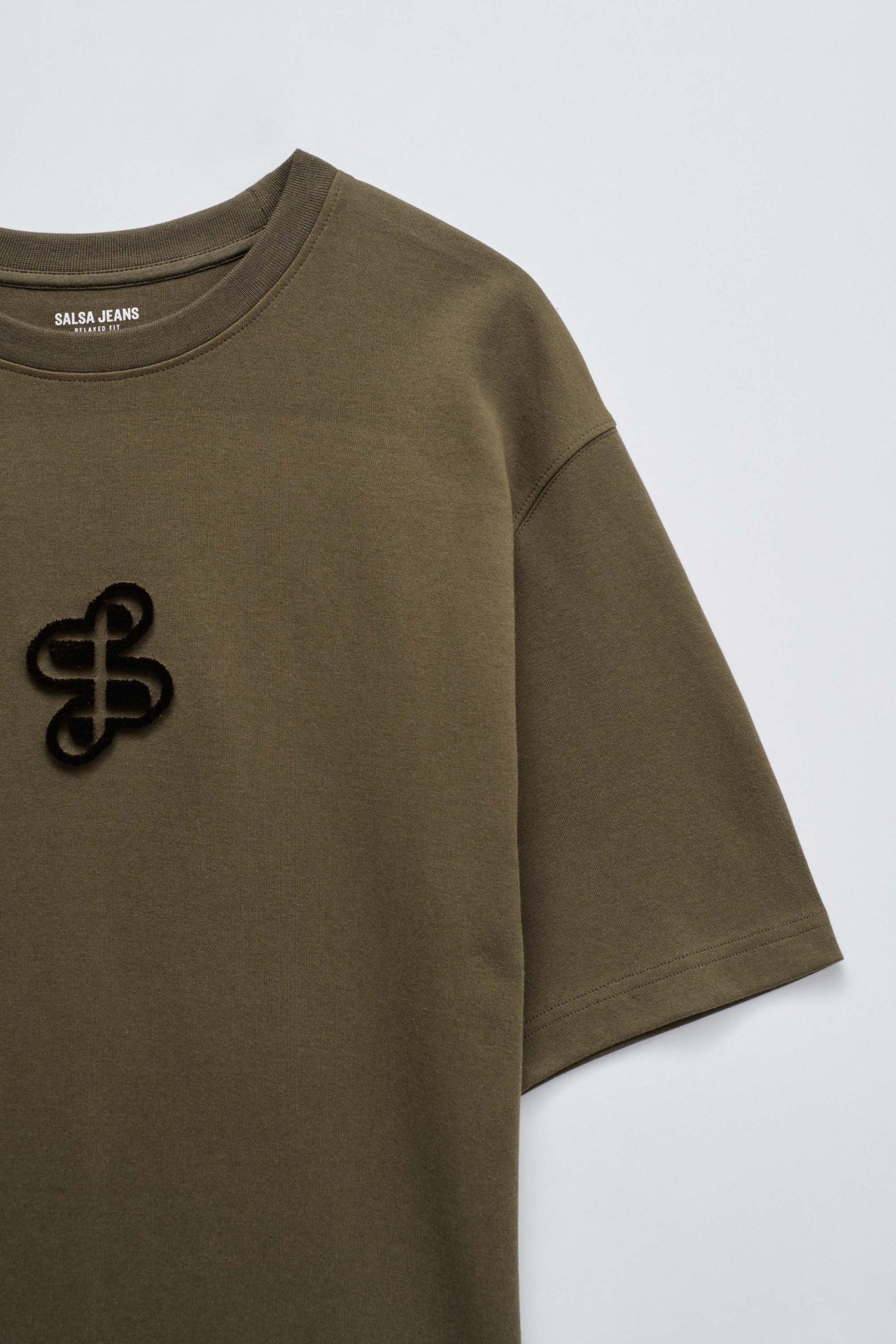 T-SHIRT MIT BRANDING