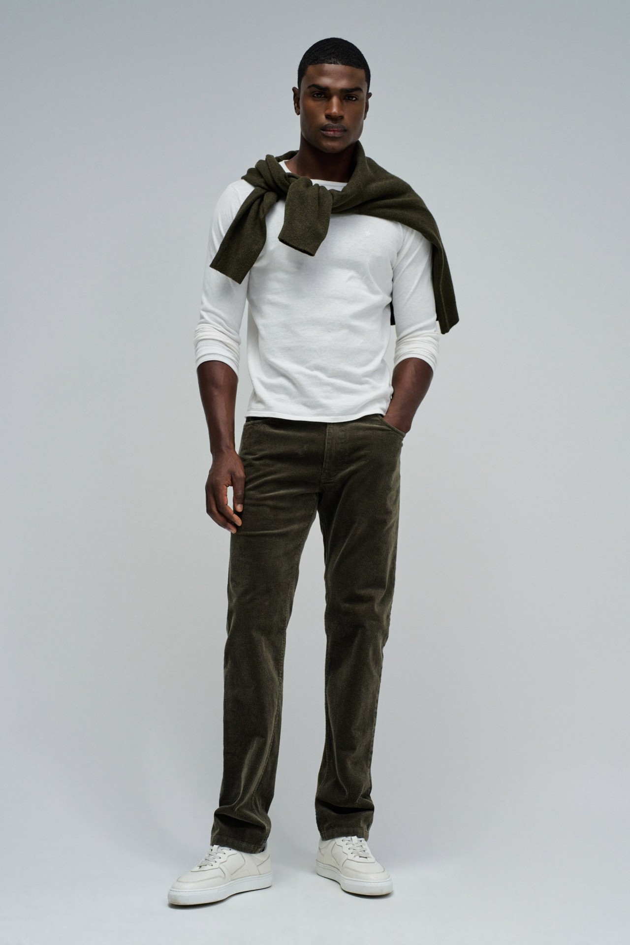 PANTALONES JOGGERS REGULAR FIT DE PANA