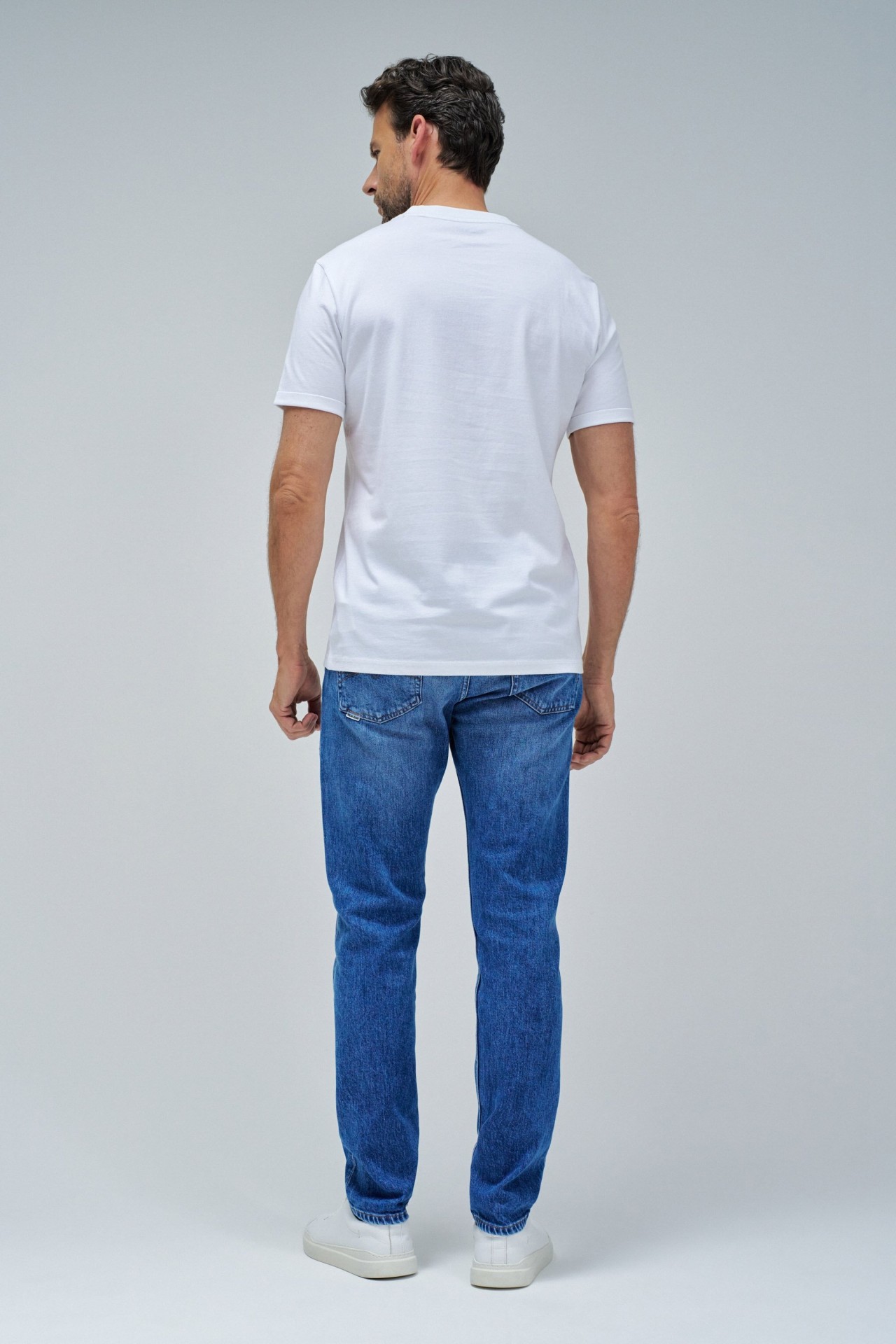 T-SHIRT MIT BRANDING