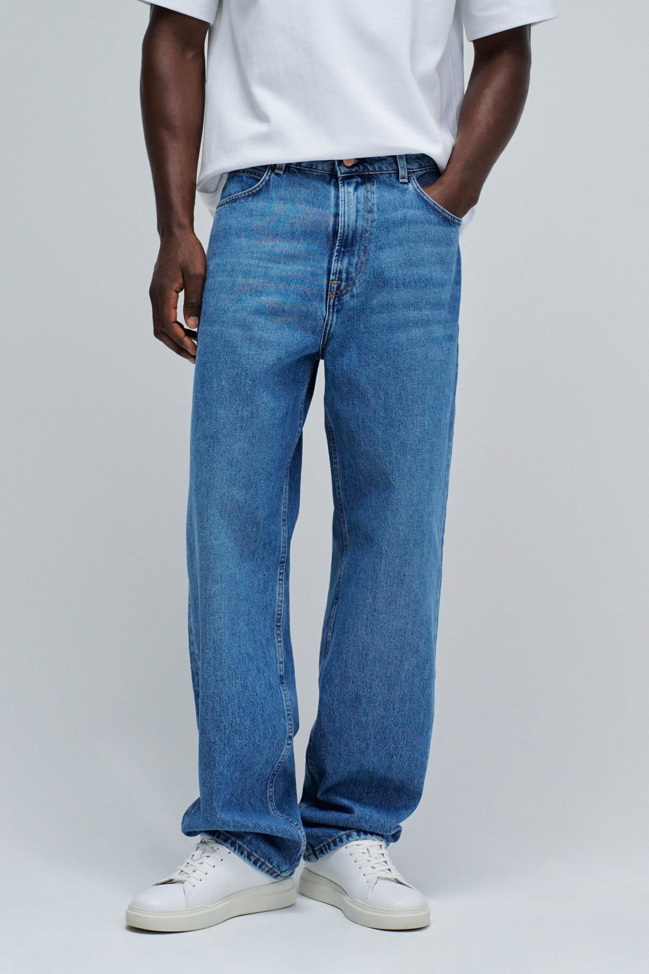 LOOSE FIT JEANS