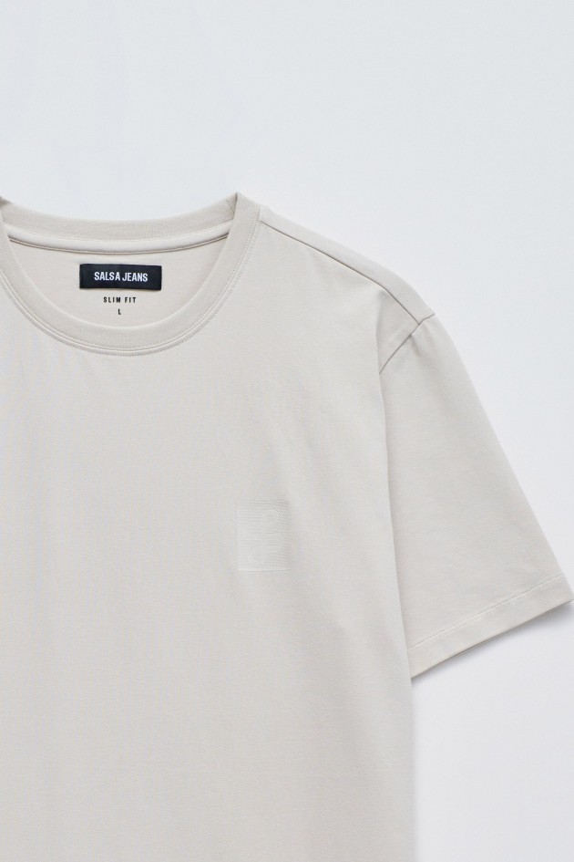 T-SHIRT MIT BRANDING