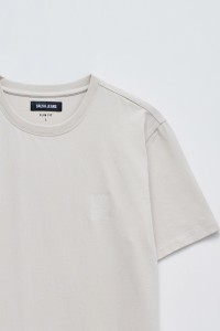 T-SHIRT MIT BRANDING