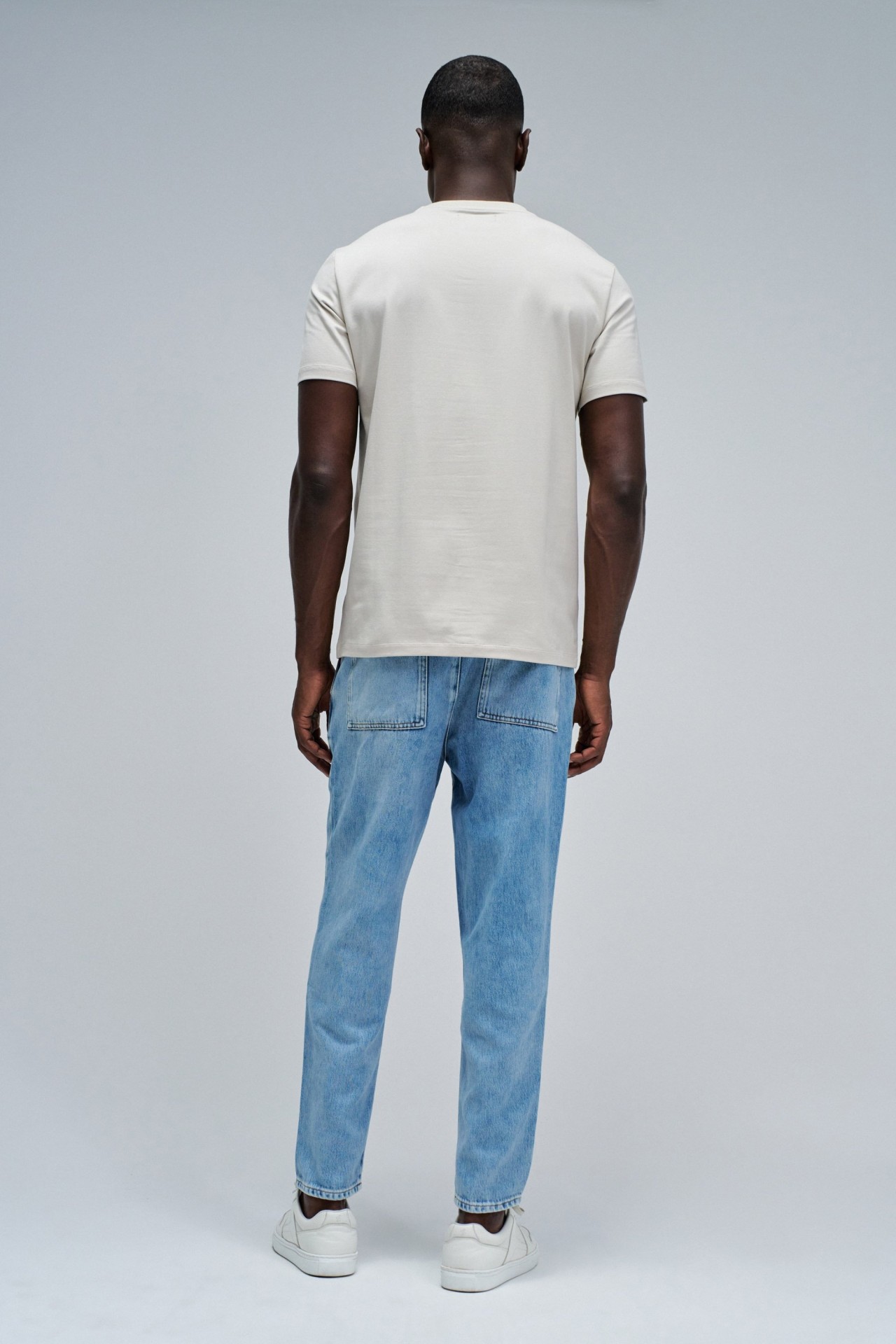 T-SHIRT MIT BRANDING