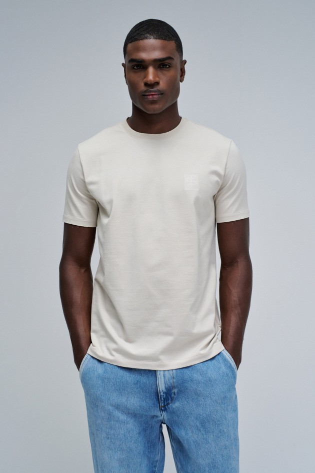 T-SHIRT MIT BRANDING