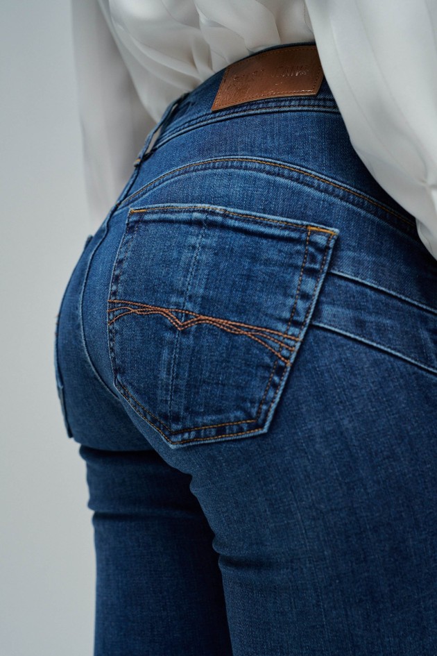 SECRET PUSH IN SLIM JEANS