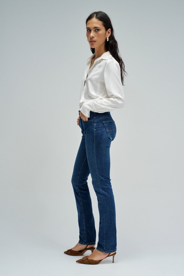 SECRET PUSH IN SLIM JEANS