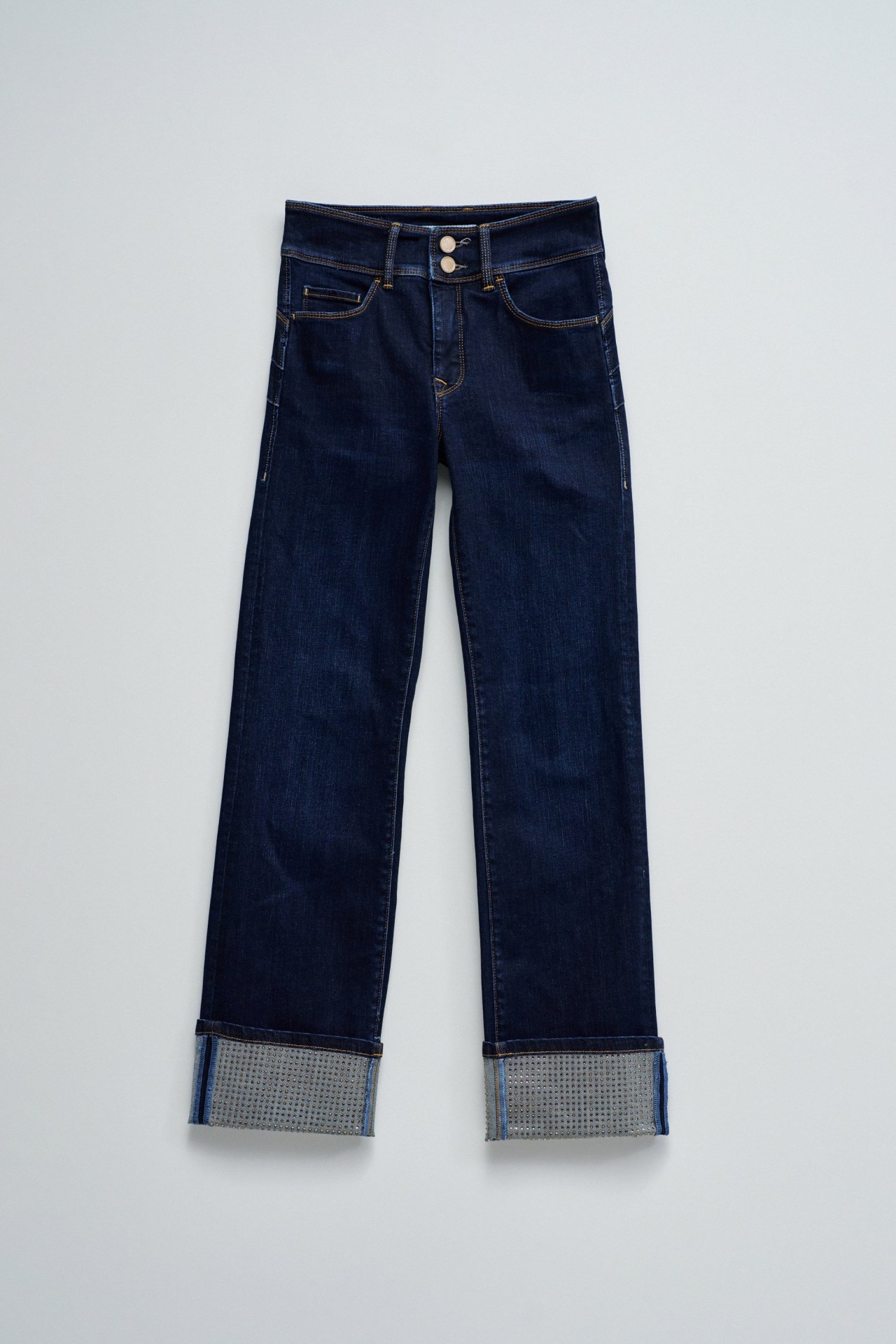 SECRET PUSH IN STRAIGHT JEANS