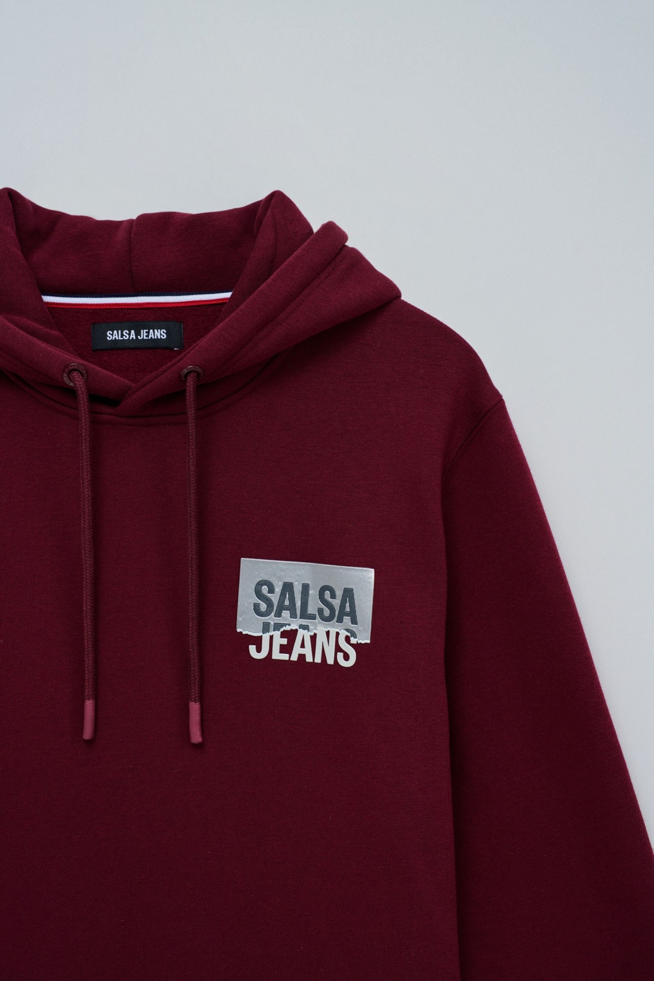 KAPUZENPULLI MIT BRANDING