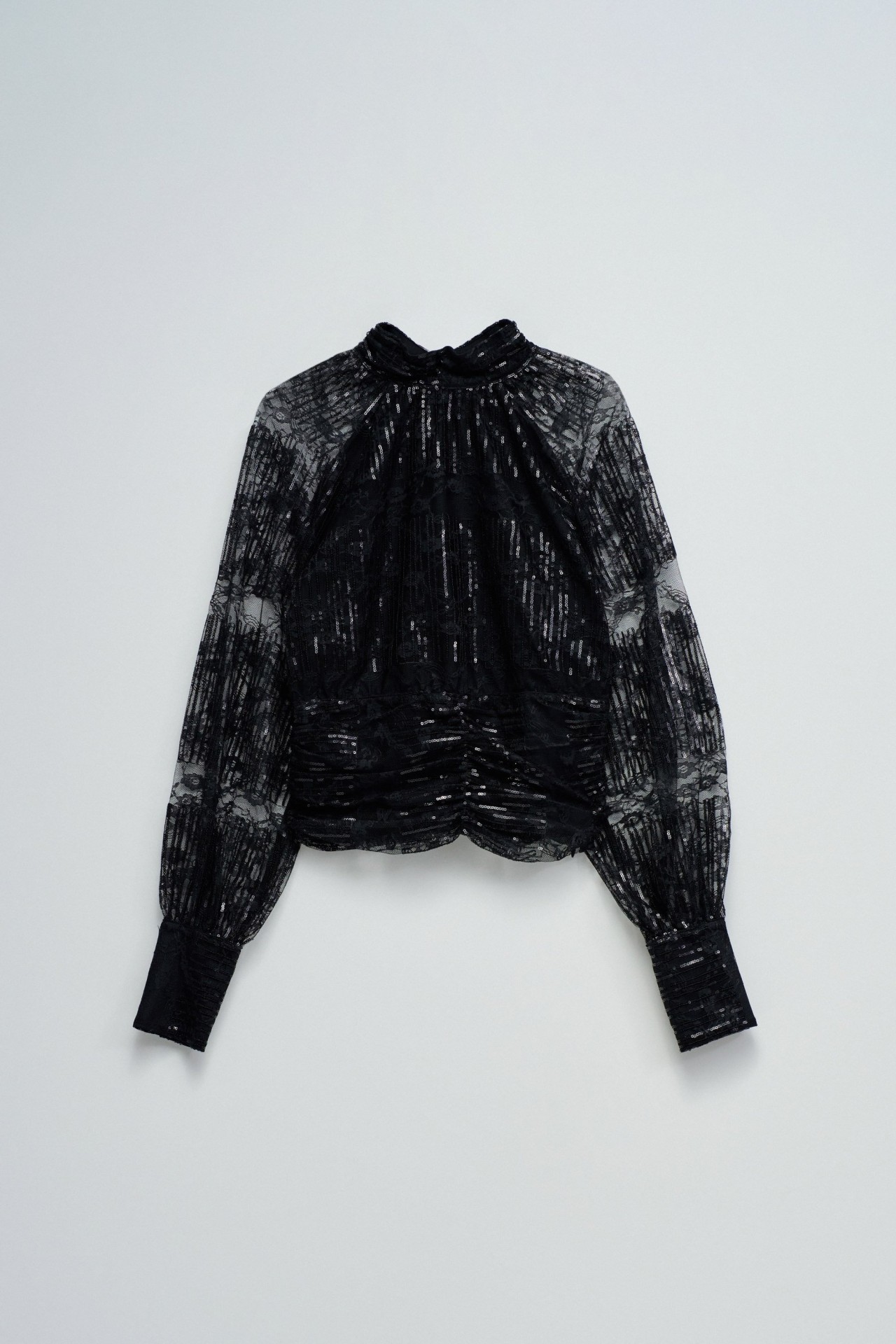 BLUSA CON LENTEJUELAS