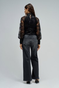 BLUSA CON LENTEJUELAS