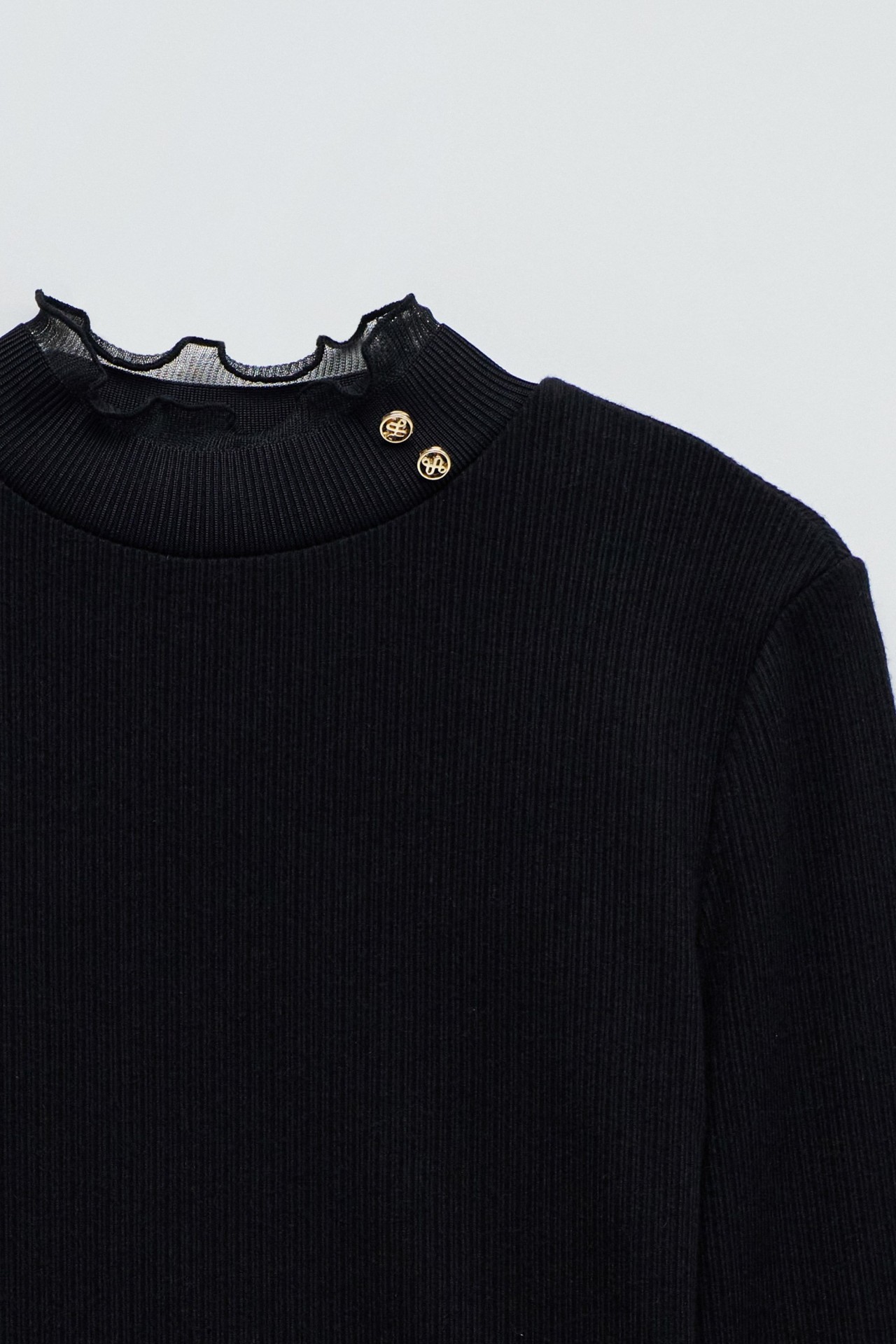 PULL EN MAILLE AVEC COL EN TULLE