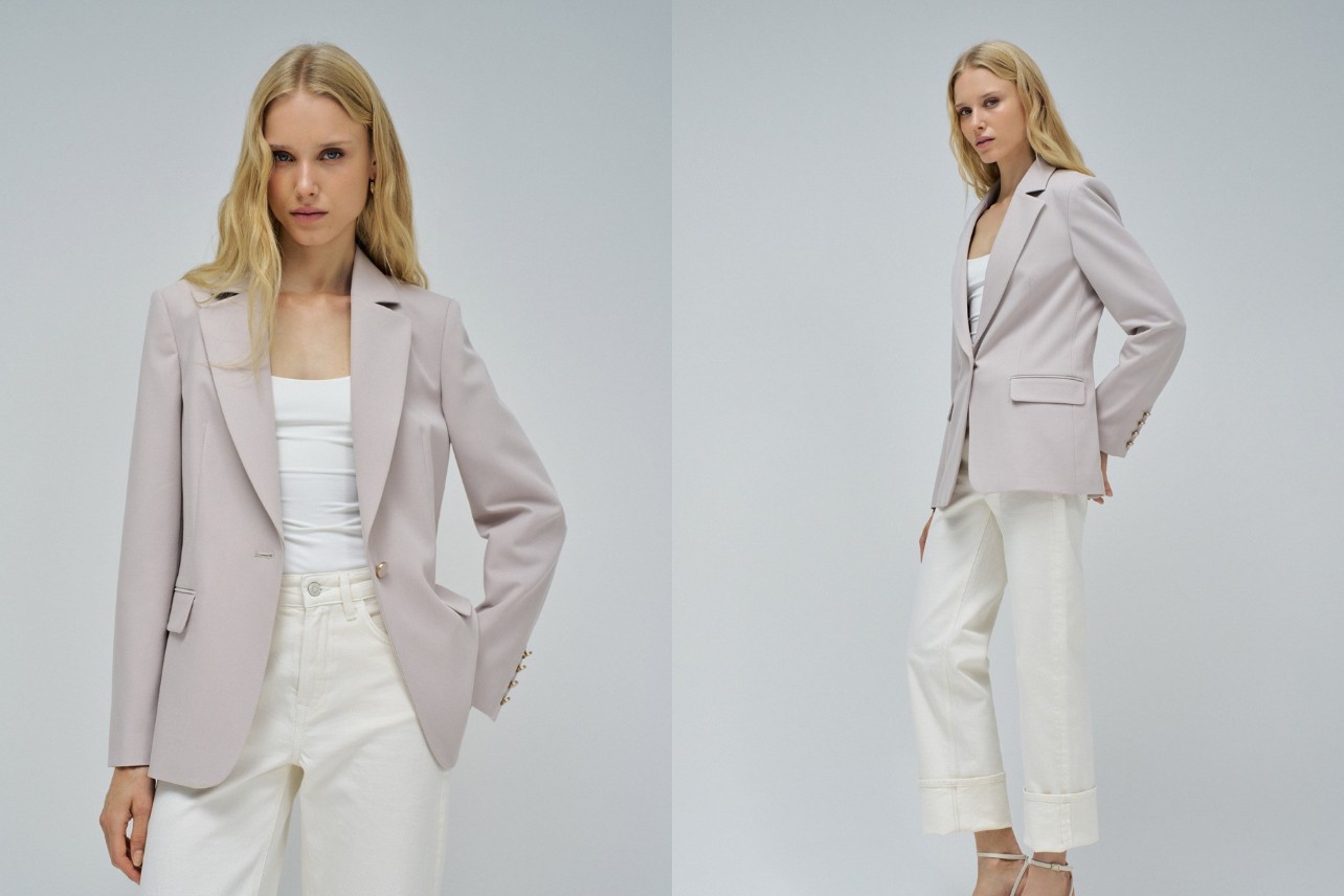 Vaqueros y blazer: el outfit que nunca falla