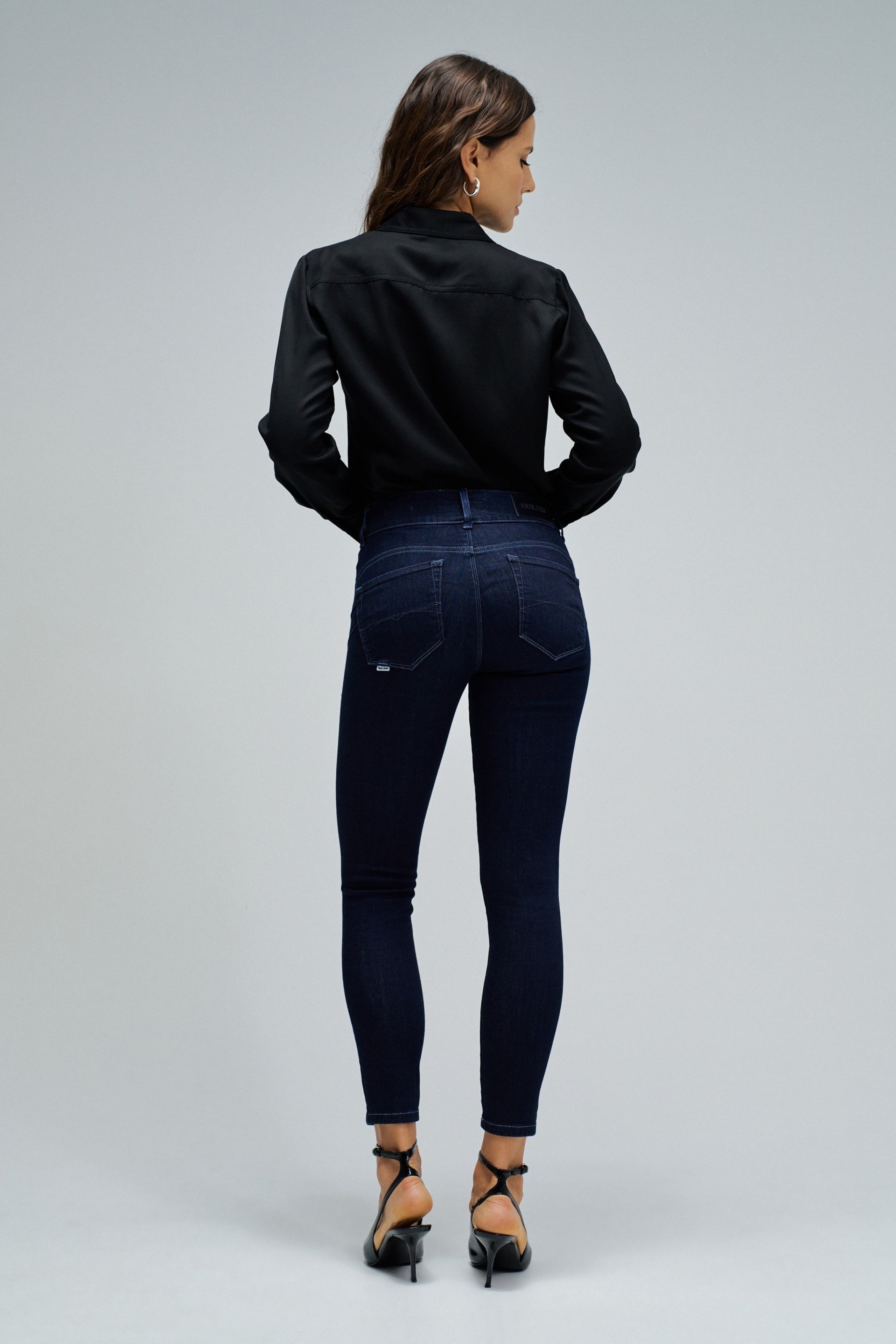 SECRET PUSH IN CROPPED SKINNY JEANS