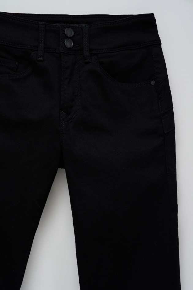 SECRET PUSH IN SKINNY JEANS