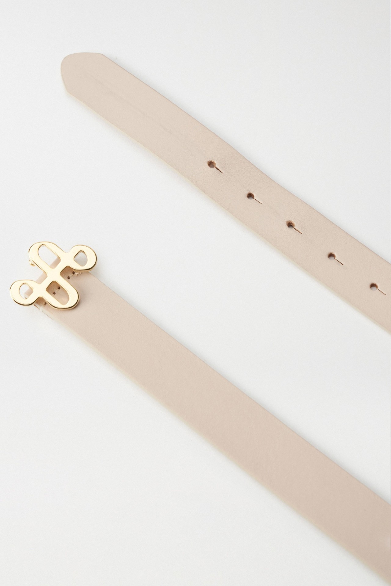 LEDERG�RTEL MIT GOLDENEM BRANDING AUF DER SCHNALLE