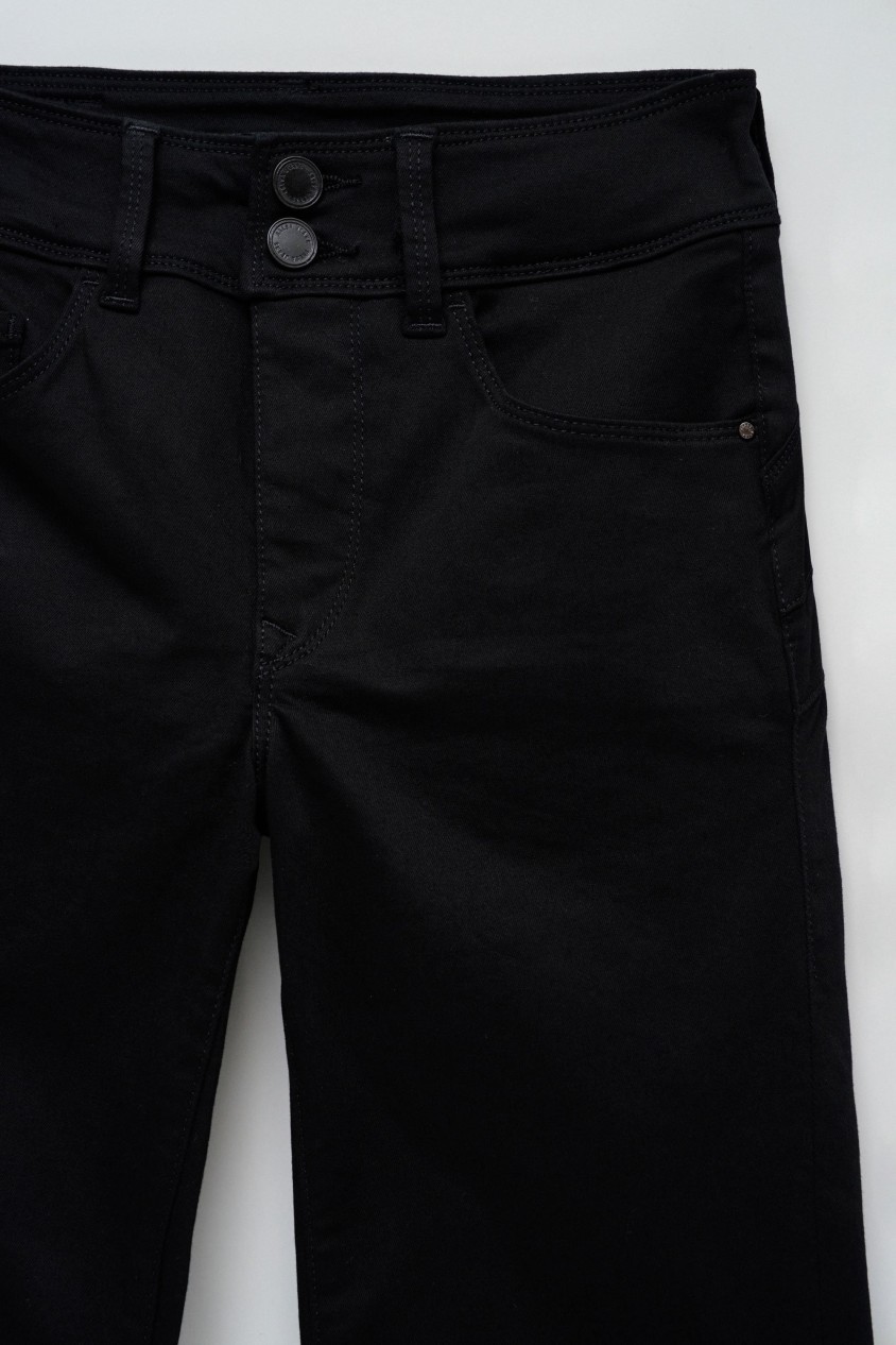 SECRET PUSH IN STRAIGHT JEANS