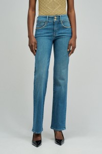 SECRET PUSH IN STRAIGHT JEANS