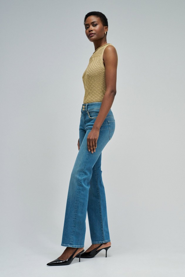 SECRET PUSH IN STRAIGHT JEANS