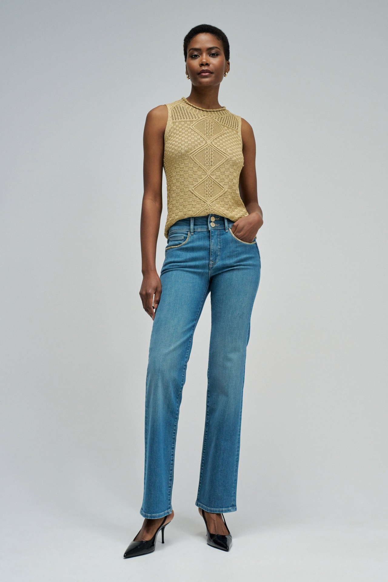 SECRET PUSH IN STRAIGHT JEANS