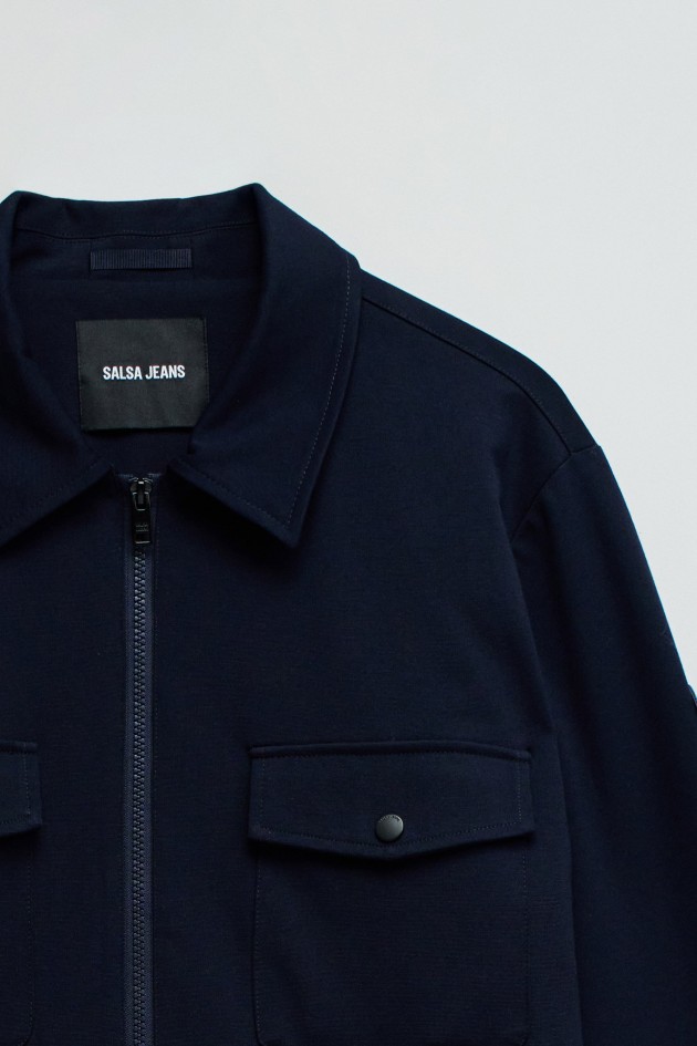 CHAQUETA CON BOLSILLOS EN EL PECHO