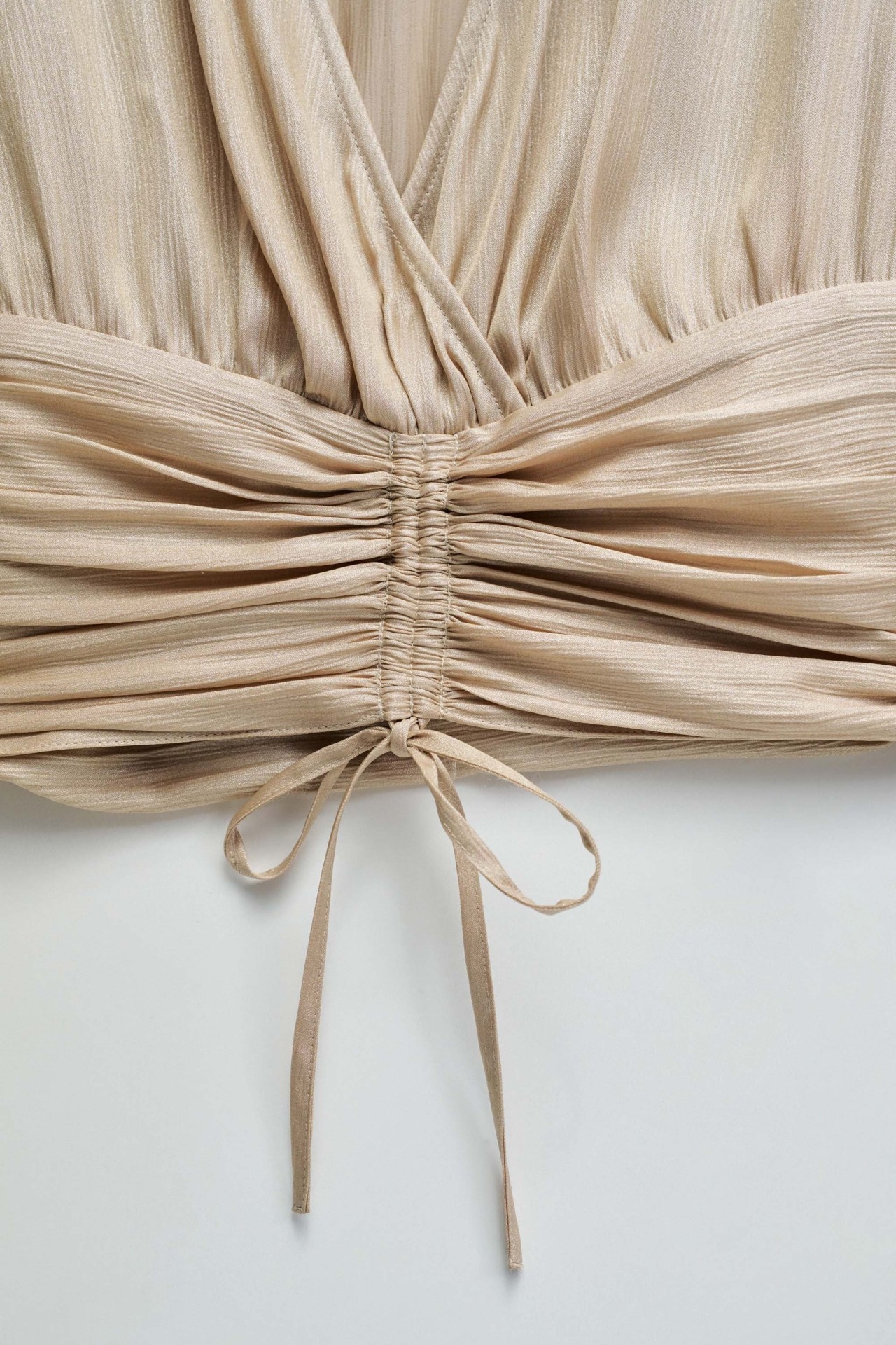 BLUSA CON MANGAS ABULLONADAS