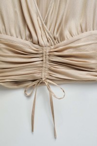 BLUSA CON MANGAS ABULLONADAS