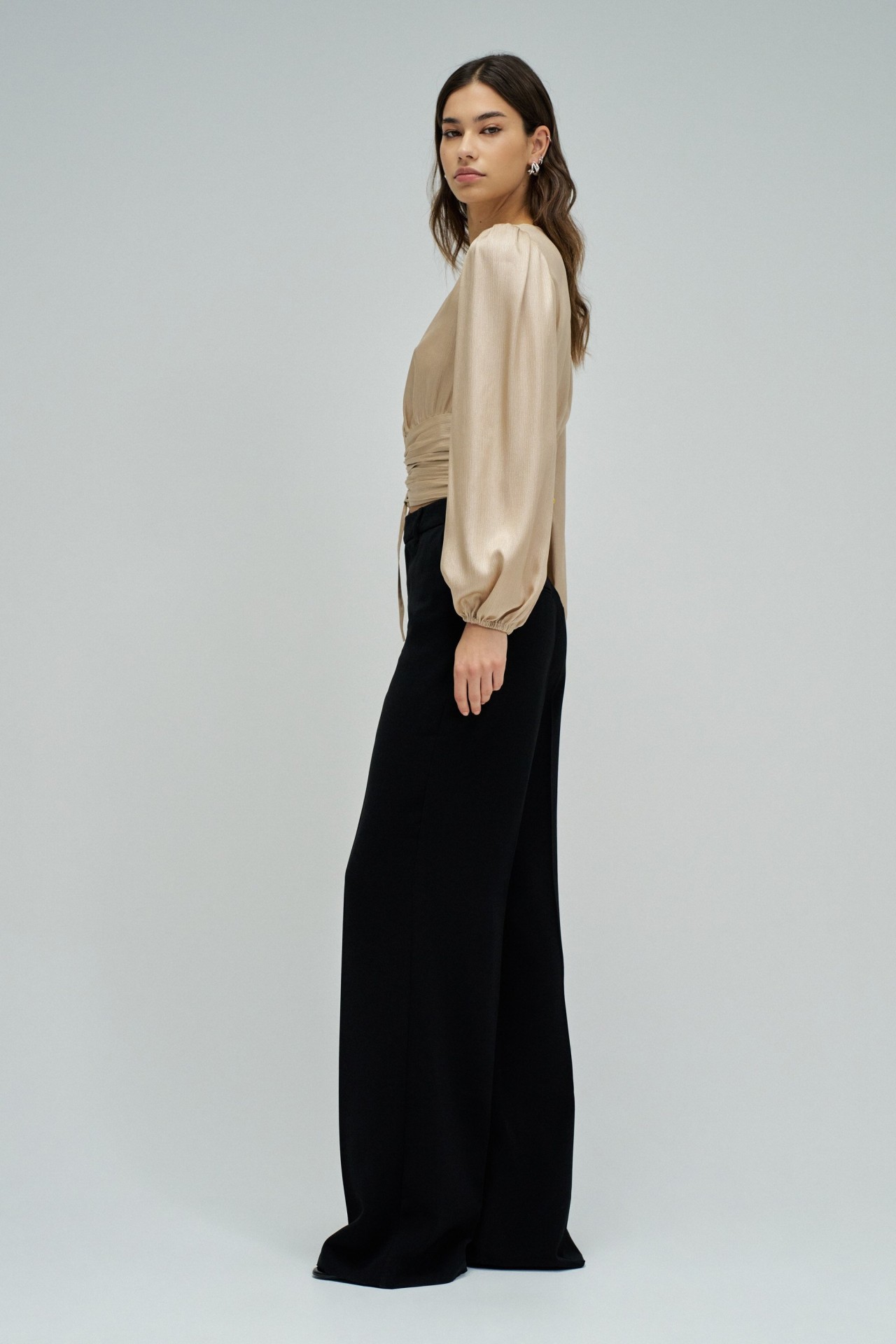 BLUSA CON MANGAS ABULLONADAS