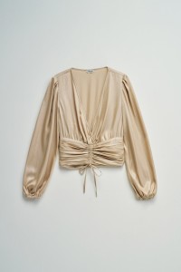 BLUSA CON MANGAS ABULLONADAS