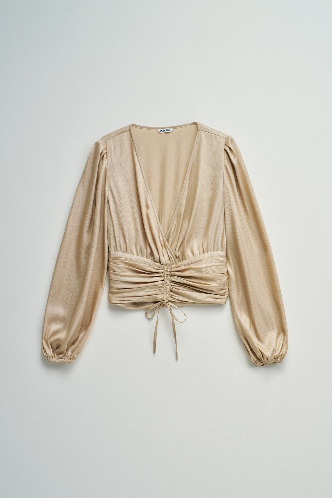 BLUSA CON MANGAS ABULLONADAS