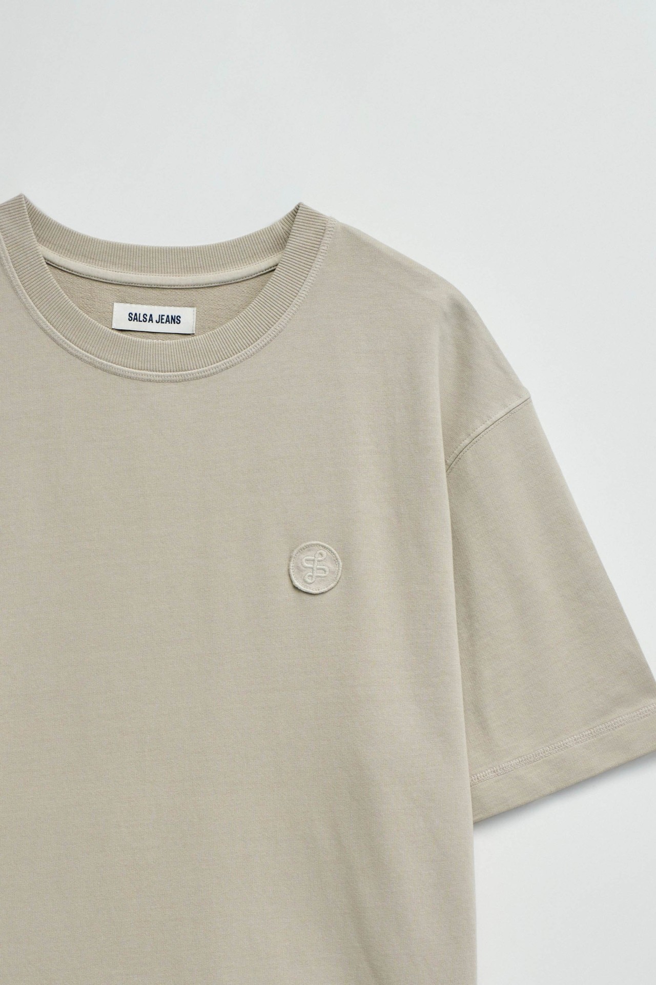 T-SHIRT MIT BRANDING