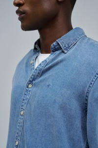 CAMISA EN DENIM LIGERO