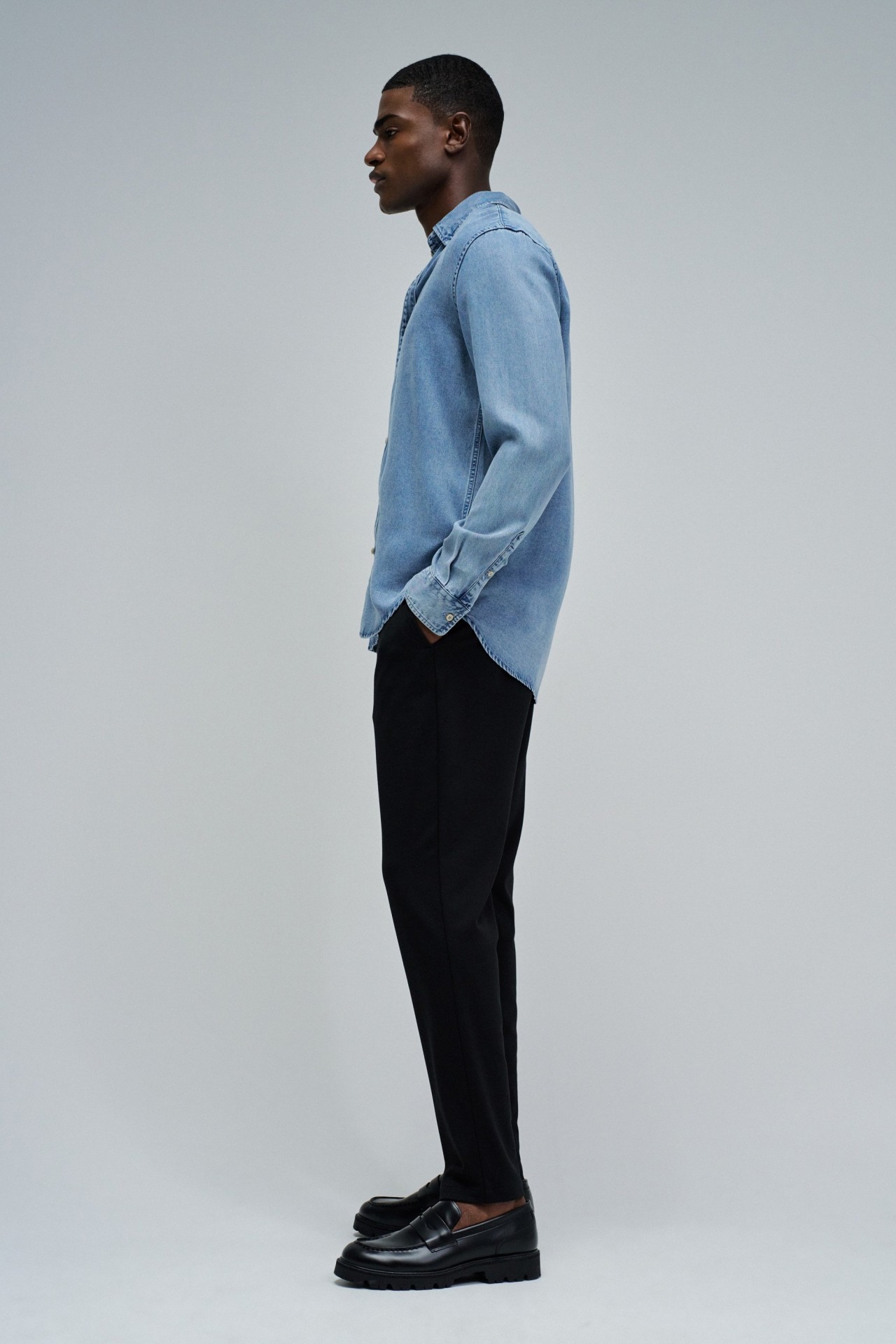 CAMISA EN DENIM LIGERO