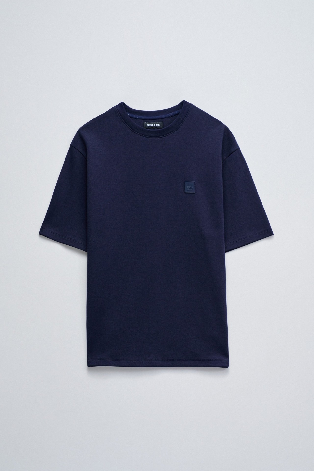 T-SHIRT MIT BRANDING