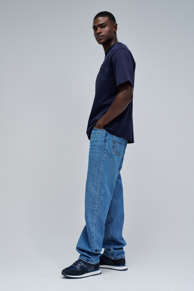 T-SHIRT MIT BRANDING