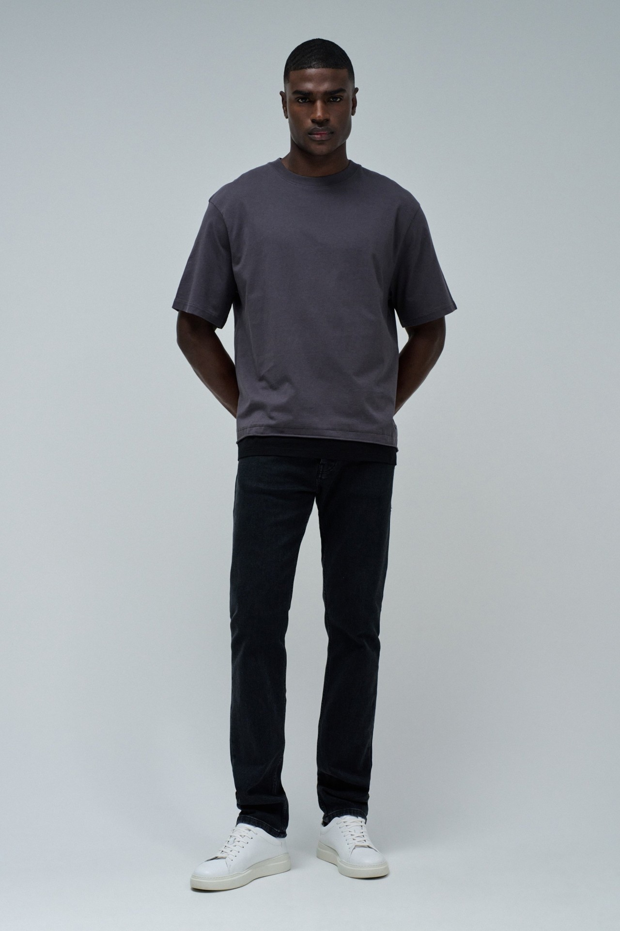 T-SHIRT MIT BRANDING