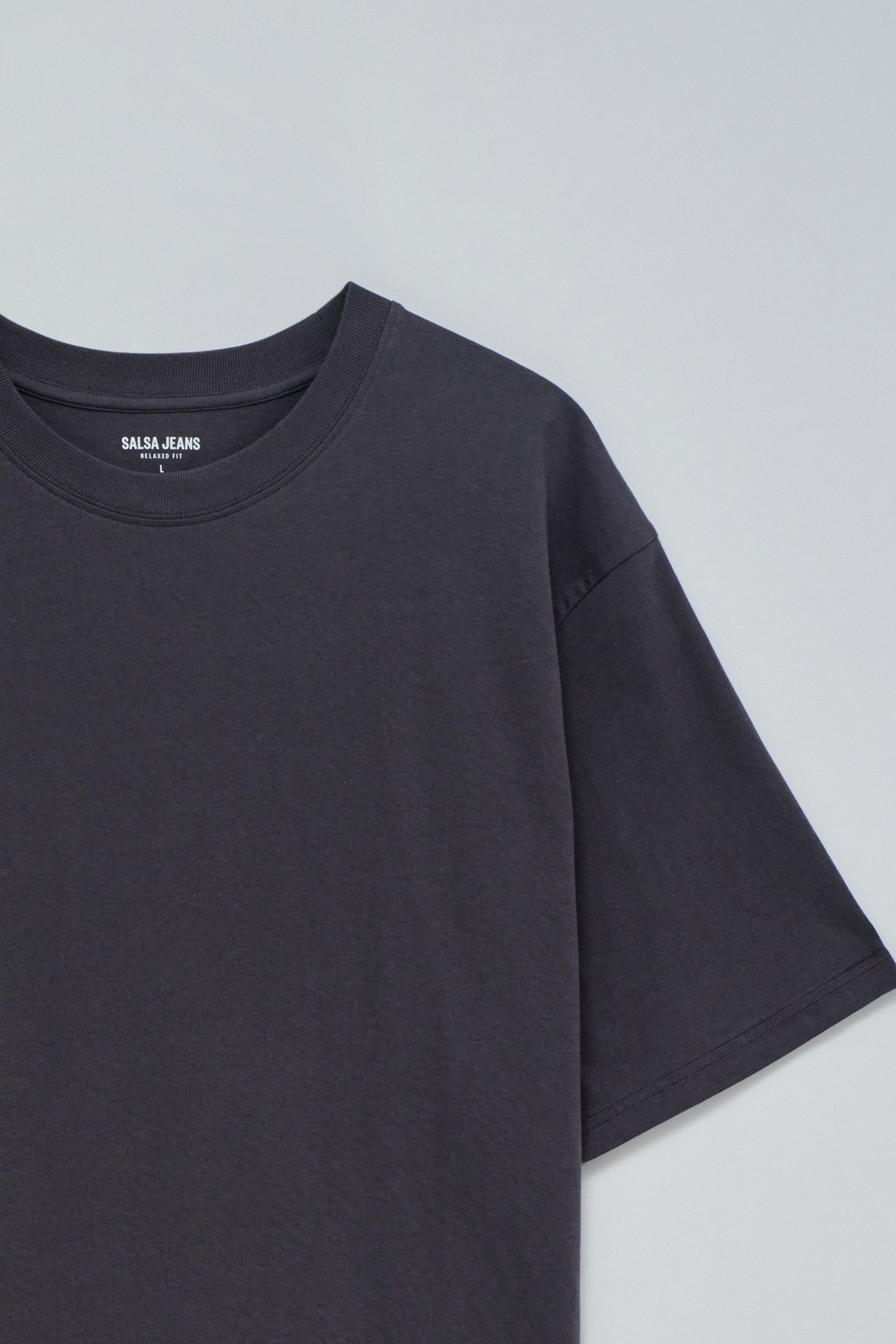 T-SHIRT MIT BRANDING